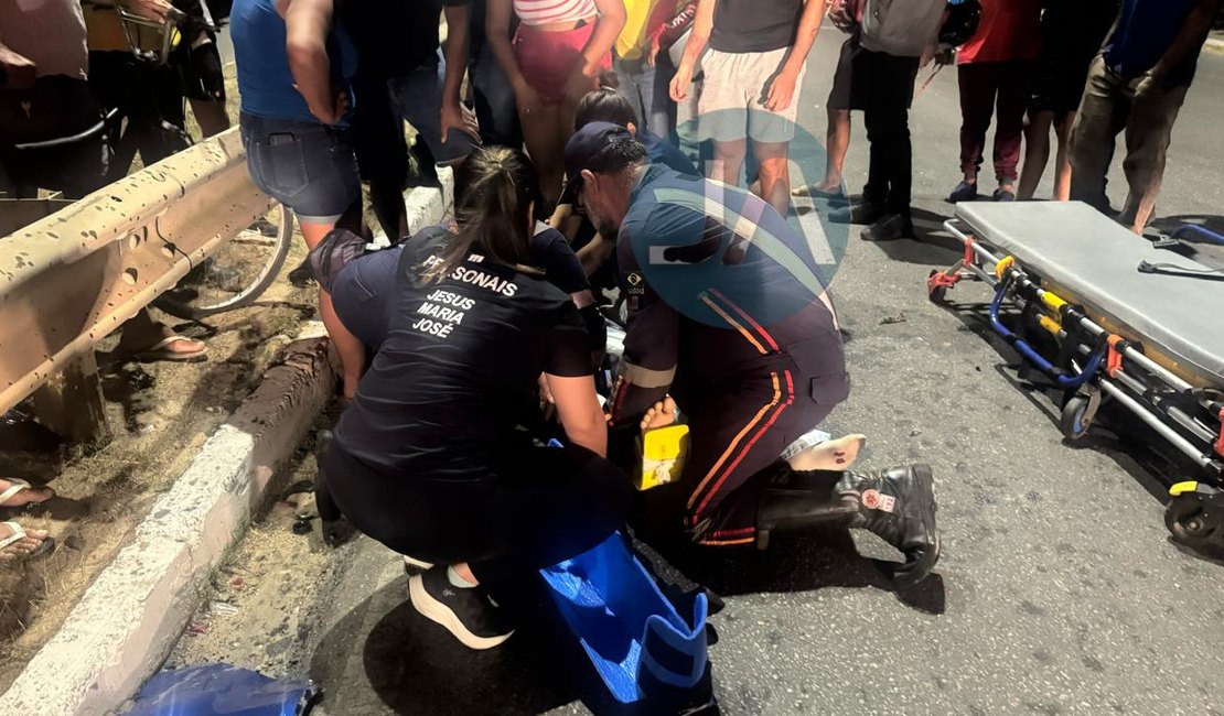 Carro e moto colidem em frente a atacadista na AL-220, em Arapiraca