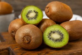 Comer kiwi com casca faz bem? Veja 5 benefícios que muita gente ignora