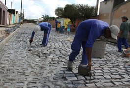 Oito bairros da cidade recebem serviço de pavimentação