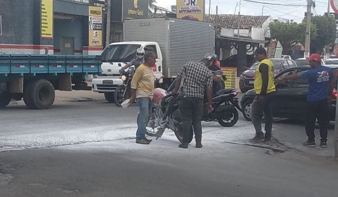 Moto pega fogo e assusta populares em Arapiraca