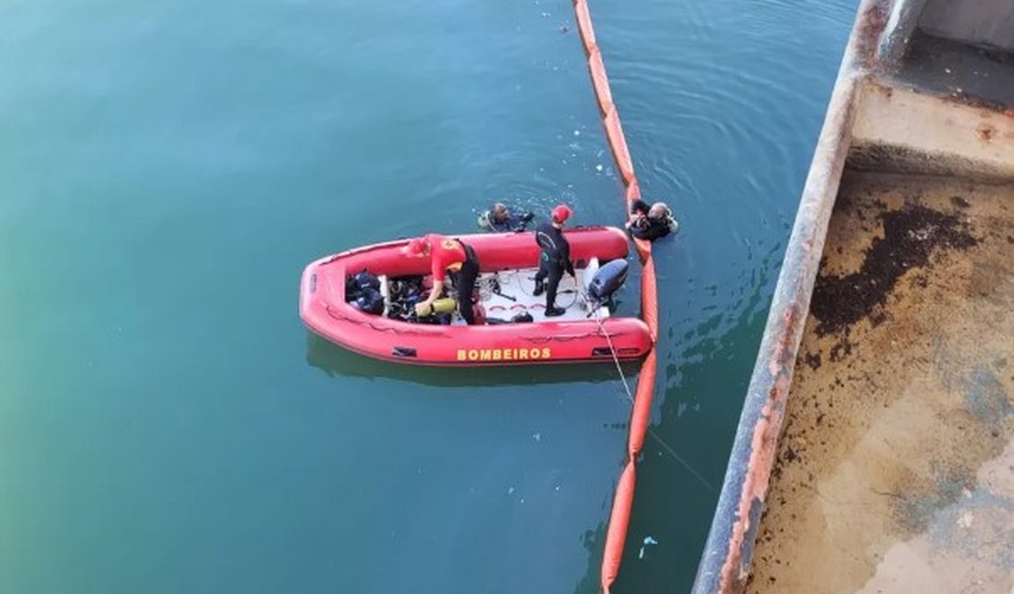Bombeiros vistoriam embarcação atracada no Porto em Alagoas