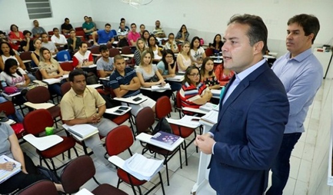 Com alunos de cursinho, Renan anuncia edital de concurso para PM e CBM para maio