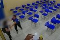 Aluna ataca e esfaqueia professora dentro de sala de aula