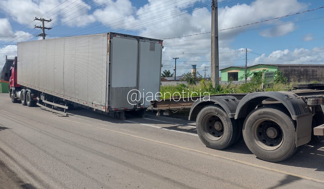 Carreta fica sem a parte traseira ao passar pela AL 115, em Arapiraca﻿﻿