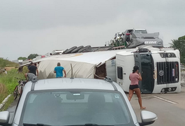 Carreta tomba e trecho da BR-101 fica interditado em Junqueiro