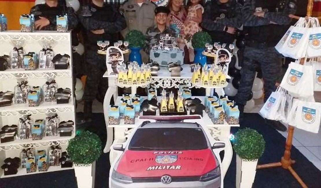 Filho de oficial da PM realiza sonho e comemora aniversário de 10 anos com tema da PM