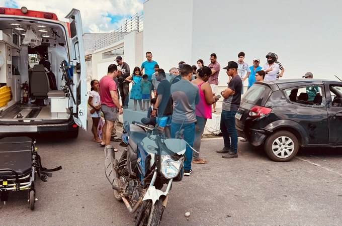 Mulher fica ferida após colisão entre carro e motocicleta no bairro São Luiz I, em Arapiraca