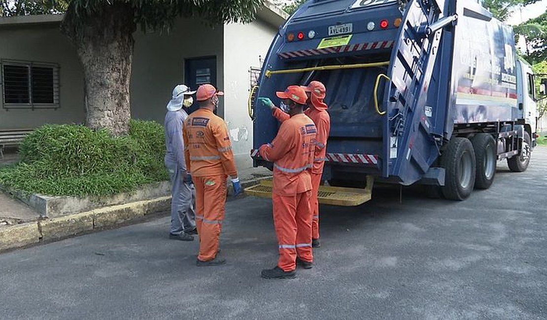Doméstica joga R$ 10 mil de patroa e recupera dinheiro do lixo com ajuda de garis