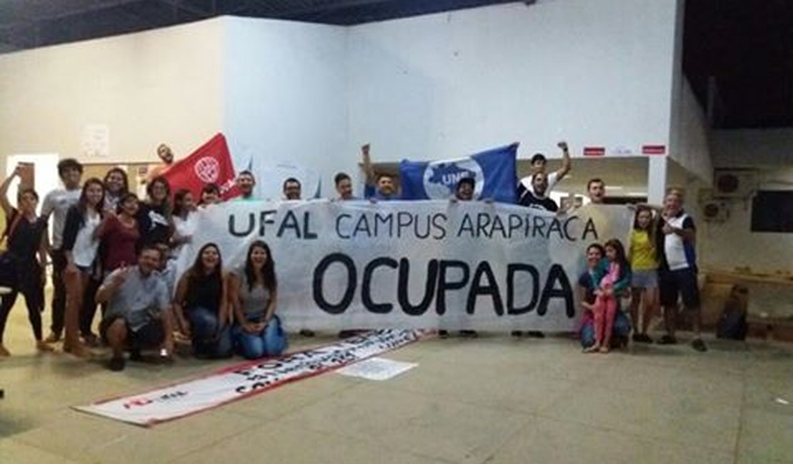 Estudantes da Ufal Arapiraca ocupam campus na noite deste domingo (23)