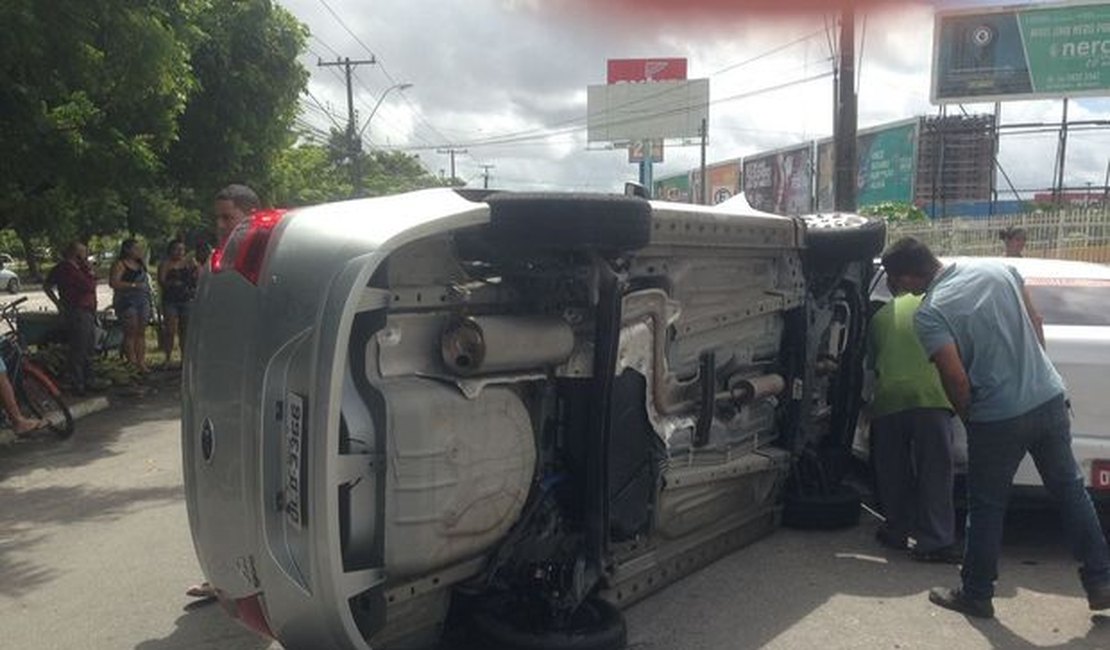 Mulher perde o controle, bate em dois carros em capota o veículo