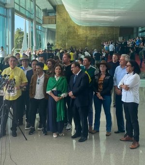 Bolsonaro recebe apoio de cantores sertanejos e diz ter 'certeza' da virada nas eleições