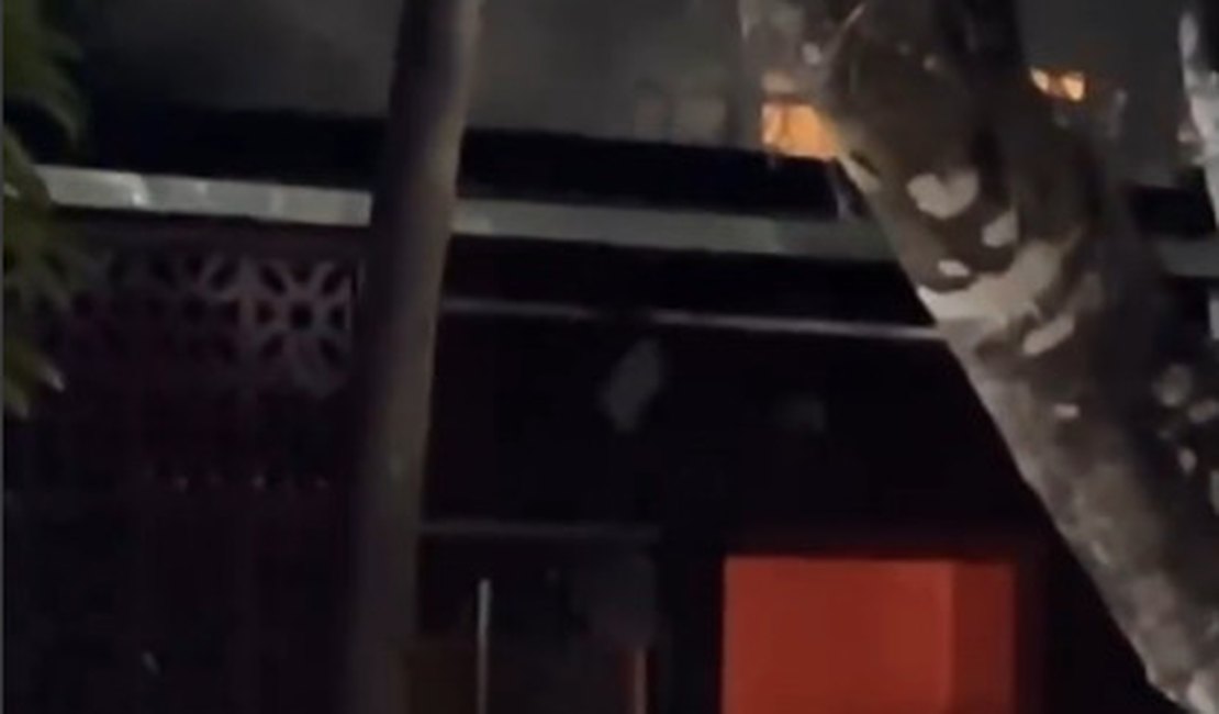 Lanchonete pega fogo em Cajueiro, no interior de Alagoas