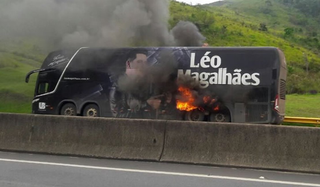 Vídeo: Ônibus do cantor sertanejo Léo Magalhães pega fogo no Rio de Janeiro