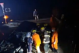 Vídeo. Acidente deixa condutor preso às ferragens na BR 316, Sertão alagoano