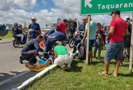 Acidente entre carro e moto na rotatória do BPRv, em Arapiraca, deixa dois homens feridos