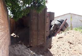 Caçamba de areia tomba no Centro de Lagoa da Canoa