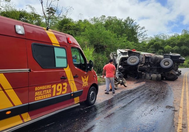 Motorista de caminhão morre após capotamento em rodovia alagoana