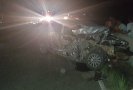 Acidente envolvendo um carro e uma caminhonete deixa motorista ferido na AL-220, no Agreste