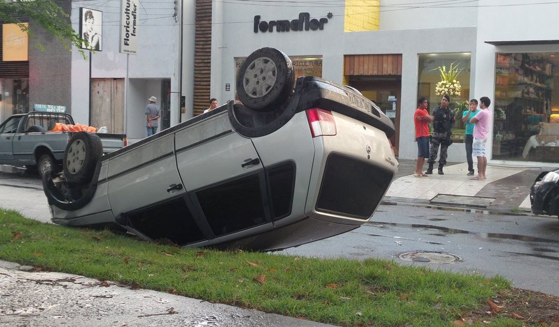 Carro capota em acidente envolvendo três veículos na Amélia Rosa em Maceió