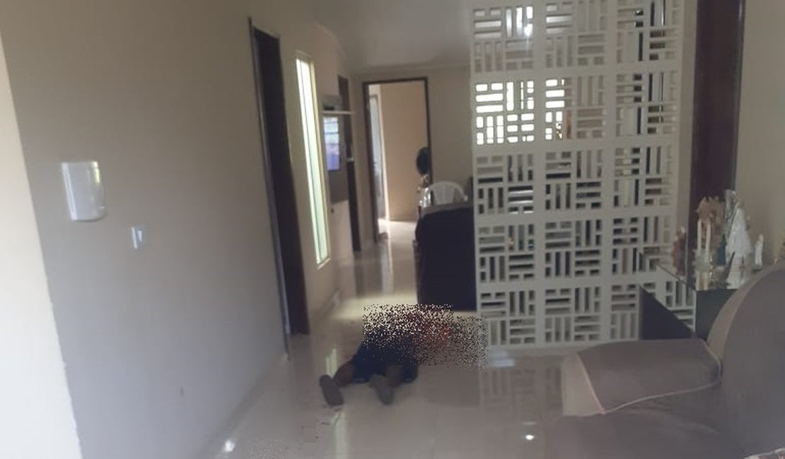 Homem é assassinado dentro de residência ao tentar fugir de atirador, no Sertão alagoano