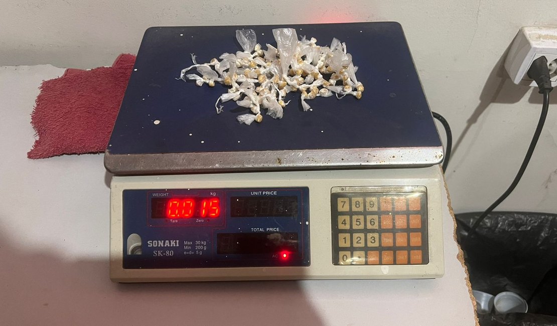 PM apreende 171 pedras de crack e maconha com passageiros de veículo por aplicativo em Arapiraca