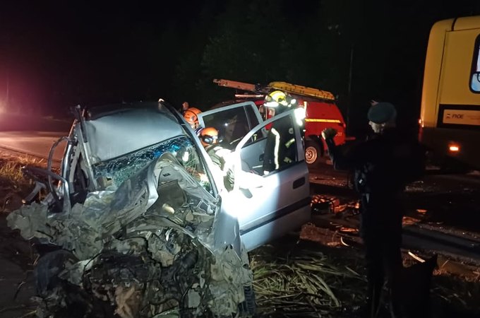 Motorista de carro fica ferido em forte batida com ônibus escolar em Atalaia