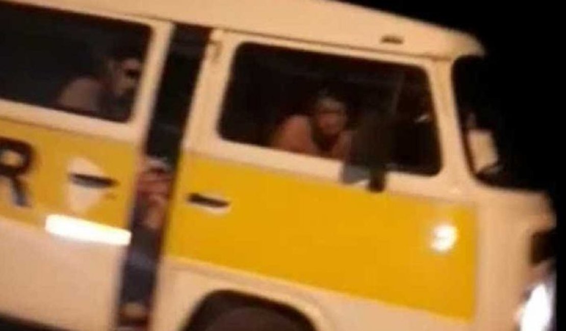 Pai de aluna flagra motorista de van escolar dirigindo pelado; veja o vídeo