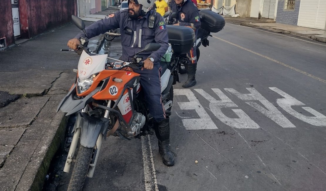 Motorista avança sinalização e colide carro contra motociclista em Arapiraca