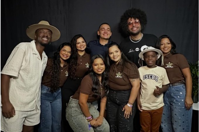 Antes de show no Verão Massayó 2026, João Gomes se emociona ao receber camisa que Kara Veia usou em gravação de DVD