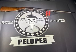 Homem é preso com espingarda calibre 12 enterrada em terreno baldio em Arapiraca