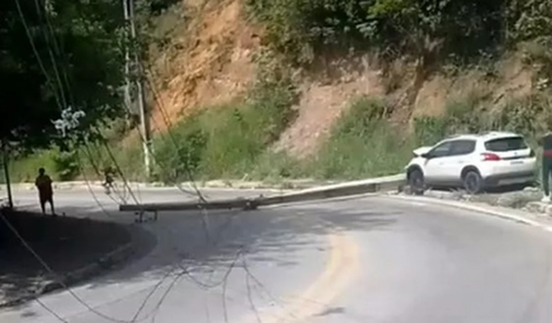 Carro atinge e derruba poste na Avenida Pierre Chalita, em Maceió