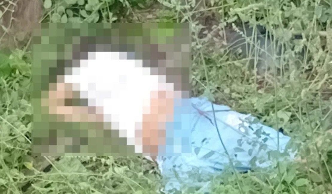 Homem é encontrado morto em área de mata após populares escutarem tiros, no Benedito Bentes