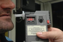 Homem embriagado conduz moto na contramão, na Rua 16 de Setembro, em Arapiraca