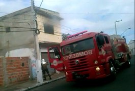 Bombeiros contêm incêndio de imóvel abandonado, em Arapiraca