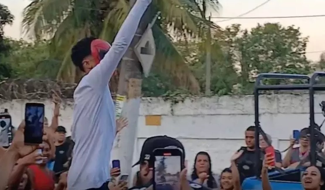 Oruam deixa a prisão no RJ utilizando máscara do Homem-Aranha