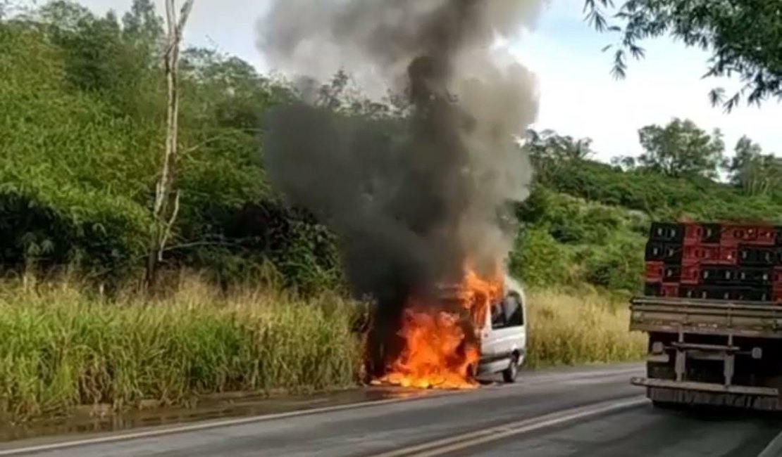 Carro pega fogo às margens da BR-104, em União dos Palmares