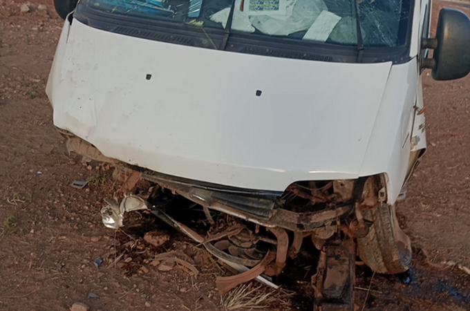 Van que faz a linha Palmeira/Arapiraca se envolve em acidente na AL-115, em Igaci; motorista é socorrido