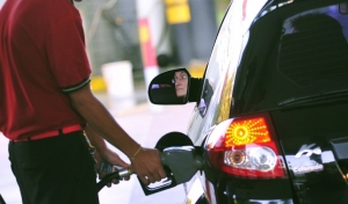 Copom mantém projeção de aumento da gasolina em 5% este ano