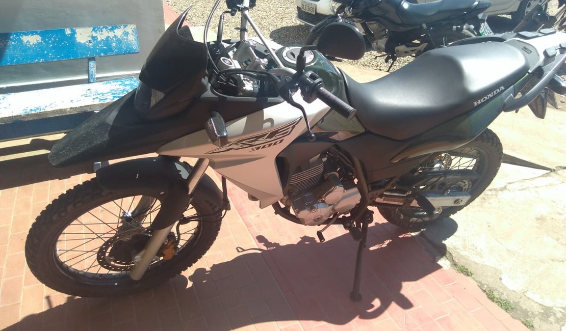 Moto roubada é encontrada pelo próprio dono no bairro Canafístula, em Arapiraca