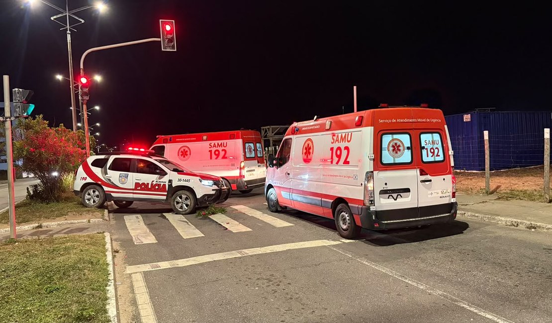 Grave acidente envolvendo duas motos e um carro deixa três feridos em Maceió