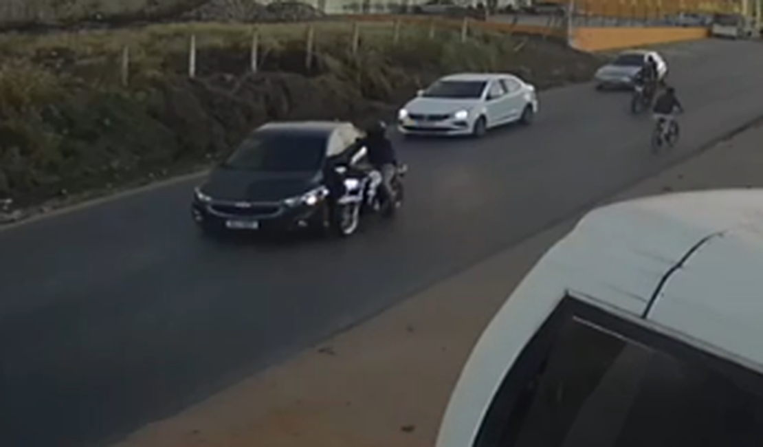 VÍDEO: Motociclista atinge carro em forte batida e fica ferido no Olho d'Água dos Cazuzinhas