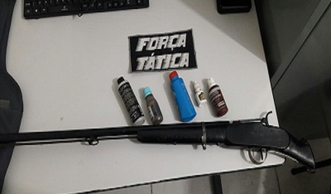 Força Tática prende homem com espingarda em Arapiraca