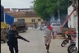 Vídeo. Homem ataca policiais militares com arma branca, em Arapiraca