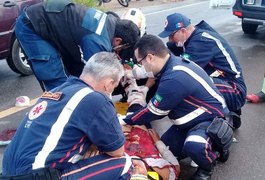 Duas pessoas ficam feridas em acidente entre carro e moto na AL 220