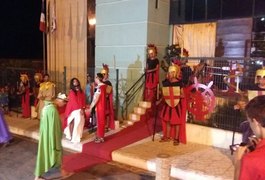 Encenação da Paixão de Cristo emociona feira-grandenses