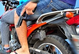 Dupla aborda homem dentro de condomínio e rouba R$ 700 e dois celulares no bairro Canafístula