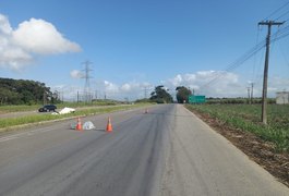 Motorista morre e passageiro fica ferido em saída de pista na BR-104, em Rio Largo