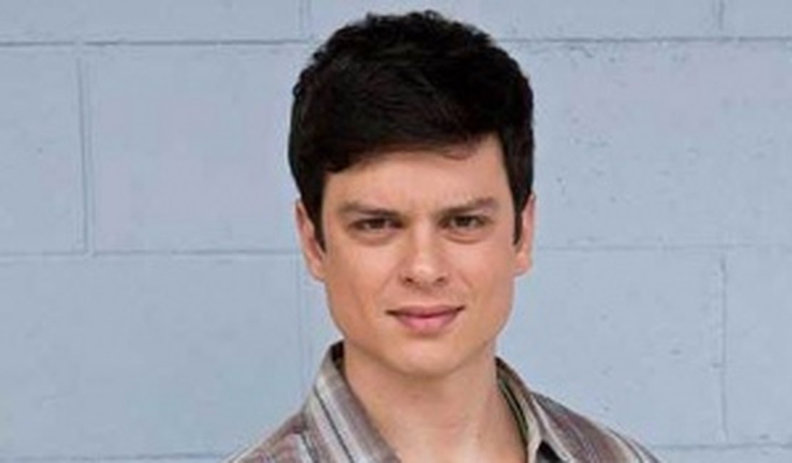 VÍDEO: Ator de Rebelde fura a quarentena para ir a boca de fumo no Rio