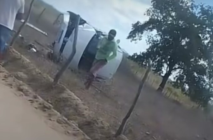 Carro capota após colisão com poste no Sertão alagoano