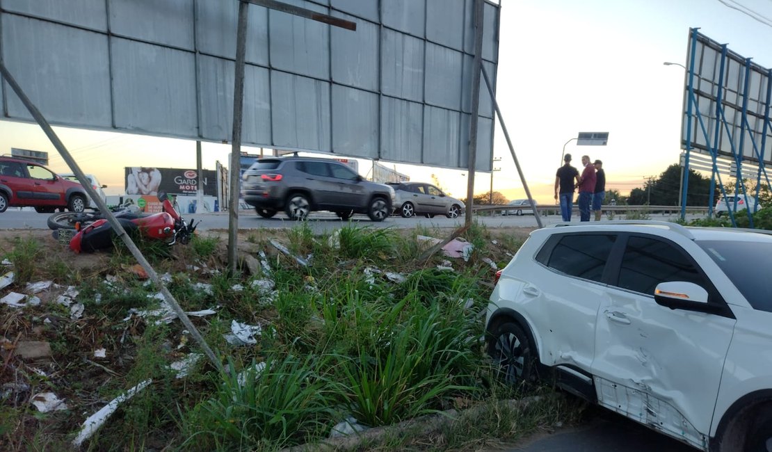 Motociclista fica ferido após ter moto atingida por veículo de passeio, em Arapiraca